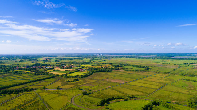 Vue aérienne de la campagne autour de Rouans, en Loire Atlantique, France. Centrale de Cordemais et La Loire à l'horizon