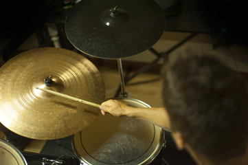 Obraz premium Man playing drums