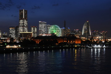 日本の横浜、都市景観・夜景（ライトアップされた赤レンガ倉庫やビル群）
