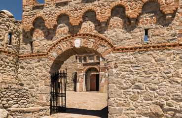 Der Eingang vom Kloster Moni Agiou Ioanni Theotokou Ipsilou auf der Griechen Insel Lesbos im Ägäischen Meer.