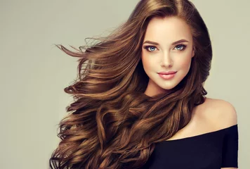 Poster Im Rahmen Brunettemädchen mit dem langen und glänzenden gewellten Haar. Schönes Modell mit lockiger Frisur. © Sofia Zhuravetc