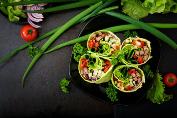 Shawarma from juicy beef, lettuce, tomatoes, cucumbers, paprika and onion in pita bread with spinach. Diet menu