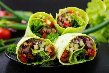 Shawarma from juicy beef, lettuce, tomatoes, cucumbers, paprika and onion in pita bread with spinach. Diet menu