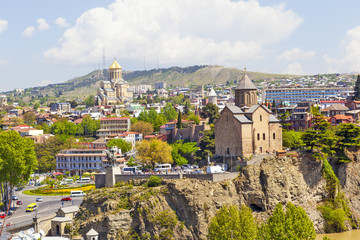 Вид на исторический центр Тбилиси - храм Метехи над...