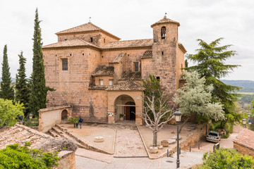 Fototapeta na wymiar Alquézar, la Colegiata de Santa María la Mayor y la Iglesia de San Miguel en Aragón