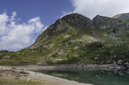 mountains and lake in north Italy © Chris Willemsen 