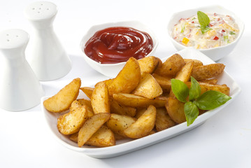 Fried potato wedges with coleslaw & ketchup with basil leaf  