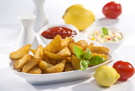Fried potato wedges with coleslaw & ketchup with basil leaf  