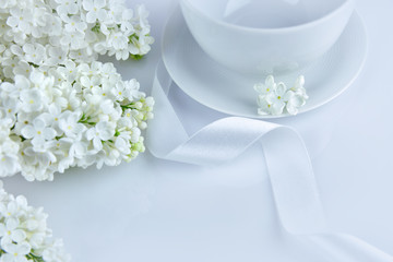 Obraz na płótnie Canvas White lilac with white ribbon at the morning