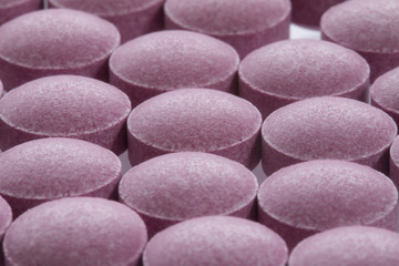 Fototapeta na wymiar 並んだ紫色の薬