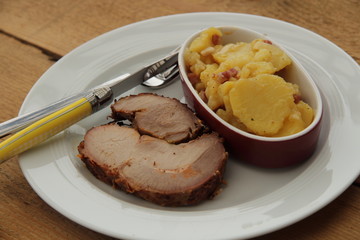 Kalbsbraten mit Besteck auf Teller