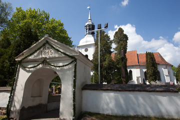 Rzymskokatolicki, zabytkowy kościół parafialny w Ostromecku, wybudowany w XV wieku, Polska - obrazy, fototapety, plakaty