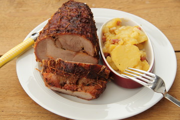Geschnittener Rollbraten mit Kartoffelsalat
