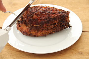 Knuspriger Braten mit Fleischmesser