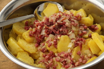 Kartoffelsalat mit Löffel