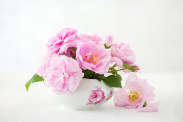 Obraz na płótnie Canvas Bouquet of light pink roses on light grey background.