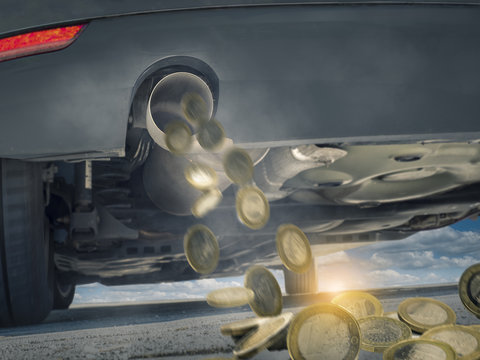 Auto schmei&szlig;t Geld zum Auspuff heraus