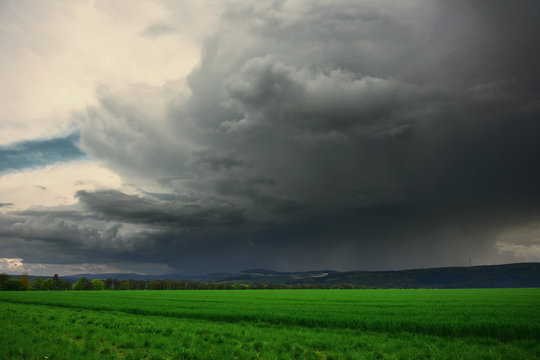 Gewitterfront mit Landschaftspanorama