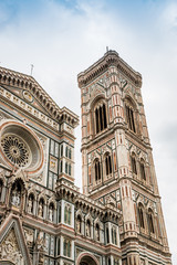 Fototapeta premium La cathédrale Santa Maria del Fiore et le campanile di Giotto à Florence 