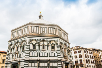 Fototapeta na wymiar Le Battistero di San Giovanni et la cathédrale Santa Maria del Fiore à Florence 