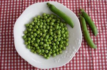 piatto con piselli freschi
