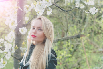 Naklejka premium pretty girl with red lips and blonde hair in blossom