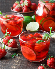 Strawberry tea with lime and mint