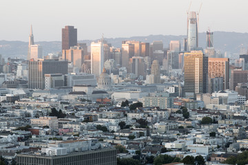 Fototapeta premium Sunset Lights on San Francisco Downtown. Corona Heights Park, San Francisco, California, USA.