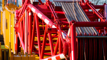 Raupenkran / Gittermastkran 650 to Segmente rot/gelb zur Winkkraftmontage