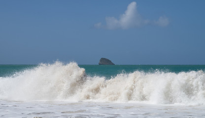 Rocher dans le mer des Caraïbes 
