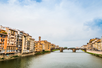 Naklejka premium Vue depuis le Pont Vecchio sur l'Arno à Florence