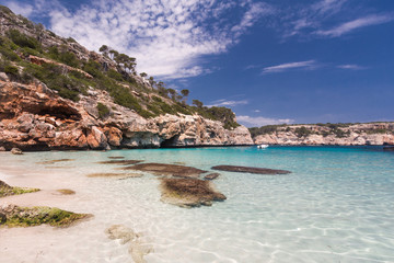 Fototapeta premium Traumhafter Strand mit glasklarem Wasser