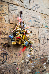 Cadenas de l'amour sur le pont Vecchio sur l'Arno à Florence