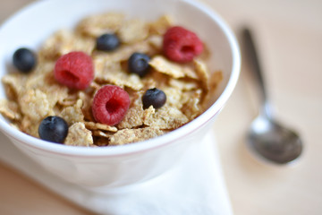 Desayuno con muesli, arándanos y frambuesa