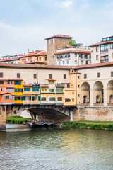 Fototapeta na wymiar Le pont Vecchio sur l'Arno à Florence