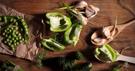 овощи и фрукты зелёного цвета лежат на столе из дерева  © Anna81