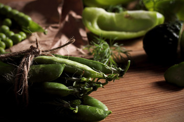 овощи и фрукты зелёного цвета лежат на столе из дерева  © Anna81