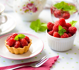 Mini tarts with raspberries
