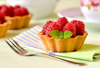 Mini tarts with raspberries
