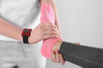 Obraz premium Physiatrist doing foot massage
