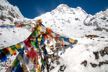 widok na Annapurnę i buddyjskie flagi modlitewne.