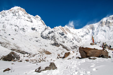 Widok na ośnieżoną Annapurnę z bazy pod szczytem.