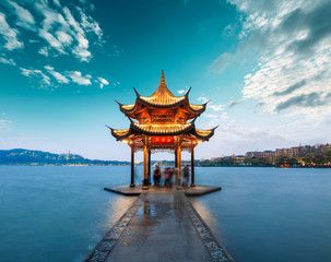 Obraz premium ancient pavilion of Hangzhou west lake at dusk, in China