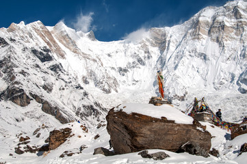 Widok na ośnieżoną Annapurnę i głaz z bazy pod szczytem.