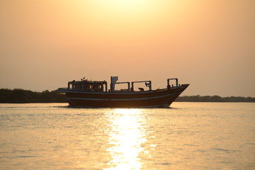 Obraz premium Fischerboot im Sonnenuntergang