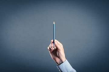 鉛筆を持っている手