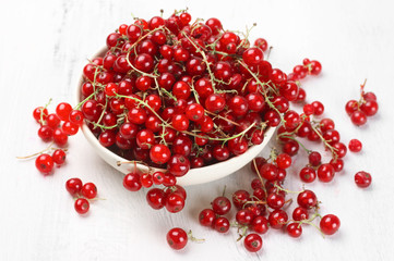 Red currants in white bowl