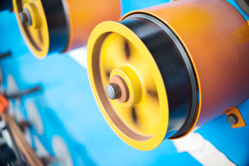 Rotating rubberized wheels of the winding machine.