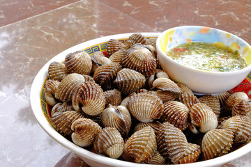 Steamed blanched clams with dipping sauce.