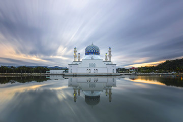 Obraz premium Kota Kinabalu City Mosque (The Floating Mosque) or Masjid Bandaraya Kota Kinabalu
